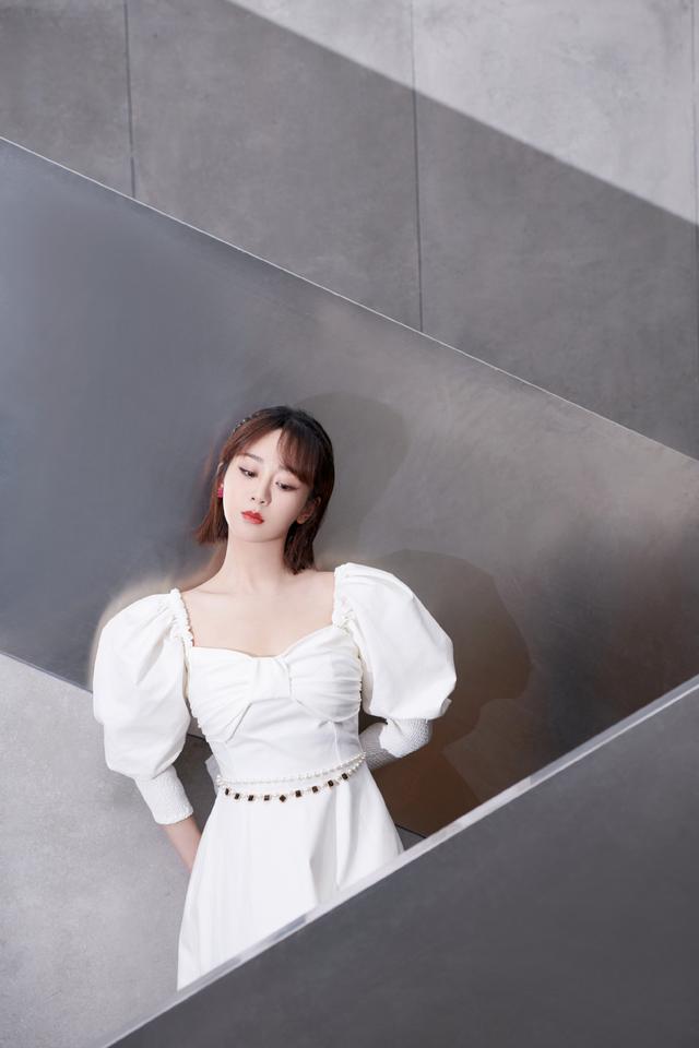 成功|杨紫造型终于成功一回，身穿白色泡泡袖连衣裙清纯甜美，优雅精致