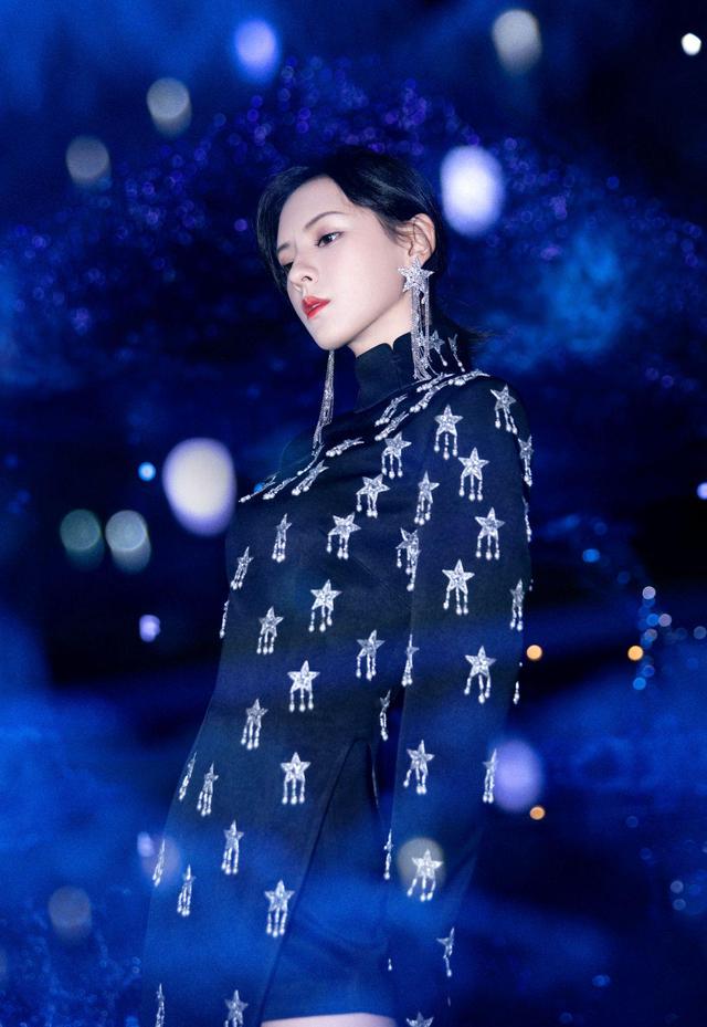 图案|张予曦颜值真没得说,穿一袭星星亮片连衣裙高贵精致,美成焦点
