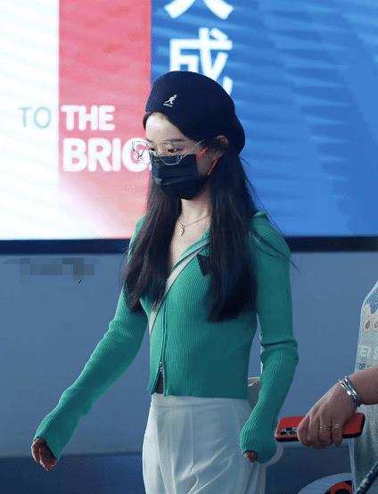 一身|赵丽颖穿得真有秋日气息，穿一身黑配针织“袖套”，显瘦还好时髦