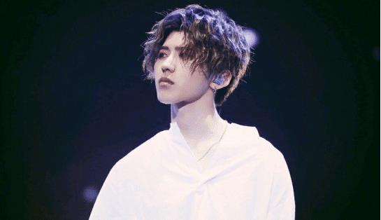 舞台|被黑的超级惨的蔡徐坤,终于证明了自己,舞台上“撩”力十足