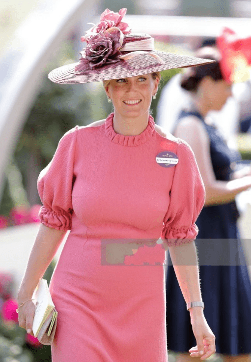 苏菲王妃穿"旧裙"出席婚礼,西瓜红连衣裙很贵气,凯特没有现身_王室