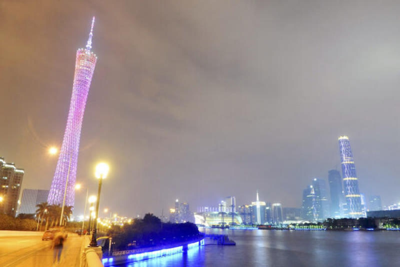 广东广州塔，高达112层，顶层的摩天轮可俯瞰整个广州！