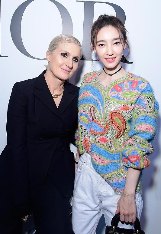 黑色|宋慧乔和王丽坤只差3岁，但是搭配得很成熟，气质相差很大