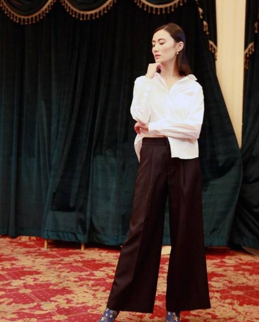 哈金|李亚鹏拍情侣写真,小女友穿白西装气质清冷,像极了年轻时的王菲