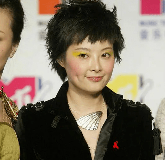 内衣|爆炸头、工装裤、貂皮配内衣，以前的女星红毯原来这么敢穿