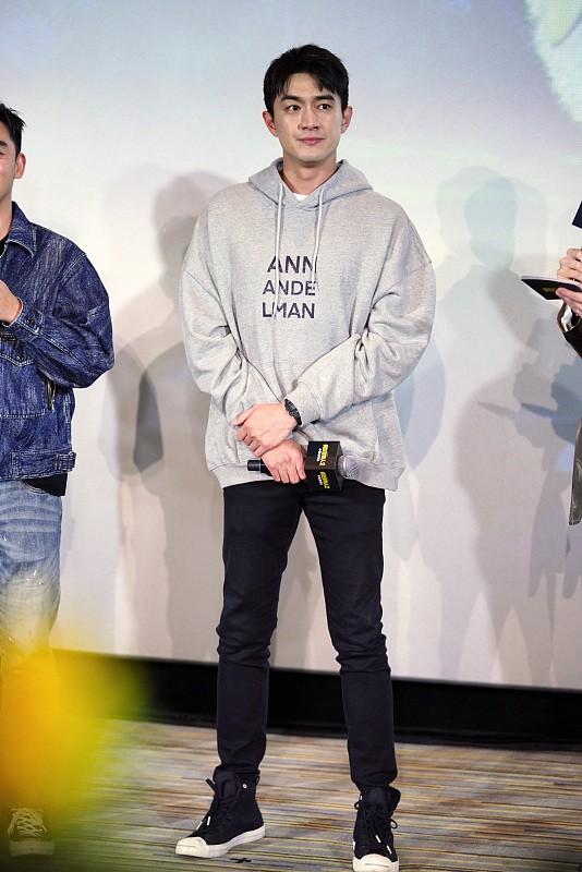 卫衣|林更新生图更真实,美颜后反而没了男人味,穿卫衣也挺帅气