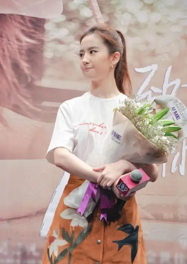 进行|张婷携林瑞阳出席活动，穿着白T恤配半身裙，两人看着像孙女关系