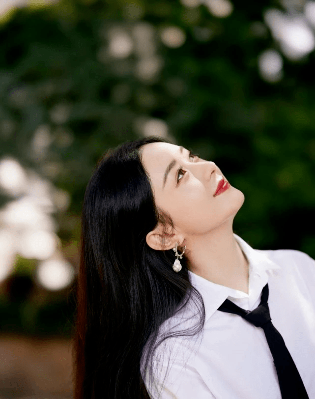 初恋|辣妈赵丽颖爱上学生装！穿迪奥半身裙扮嫩美成初恋，时尚简直开挂