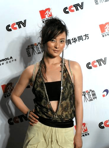 内衣|爆炸头、工装裤、貂皮配内衣，以前的女星红毯原来这么敢穿