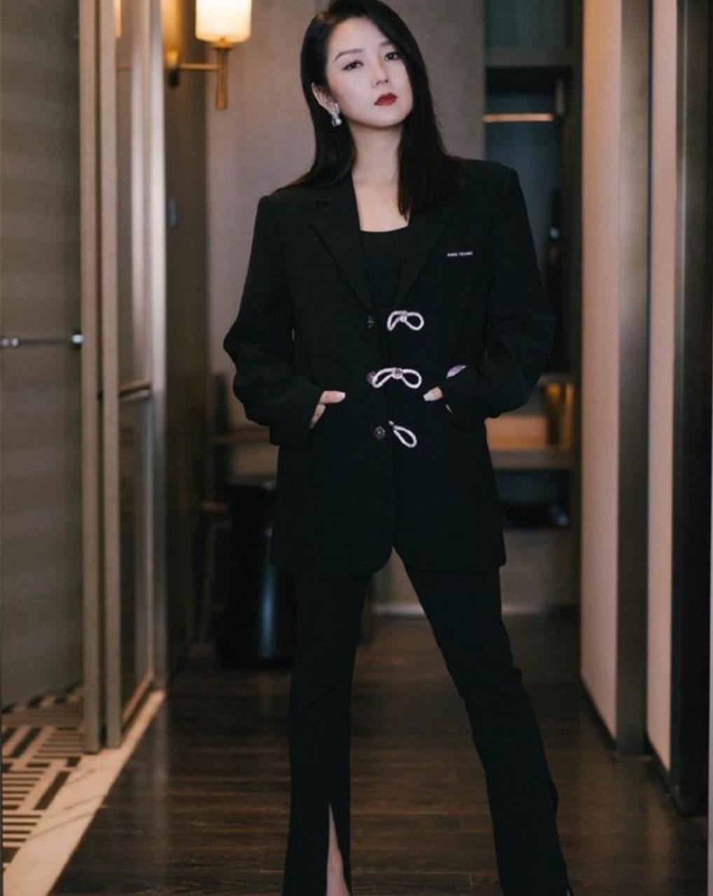 小个子|何洁瘦了后穿衣挺奔放的，红色西服配下衣失踪，直接秀出大长腿