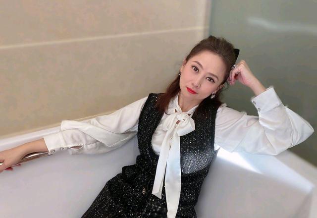 黑色|翁虹年过半百依旧风姿卓越，飘带衬衫配小香风连衣裙，高贵典雅
