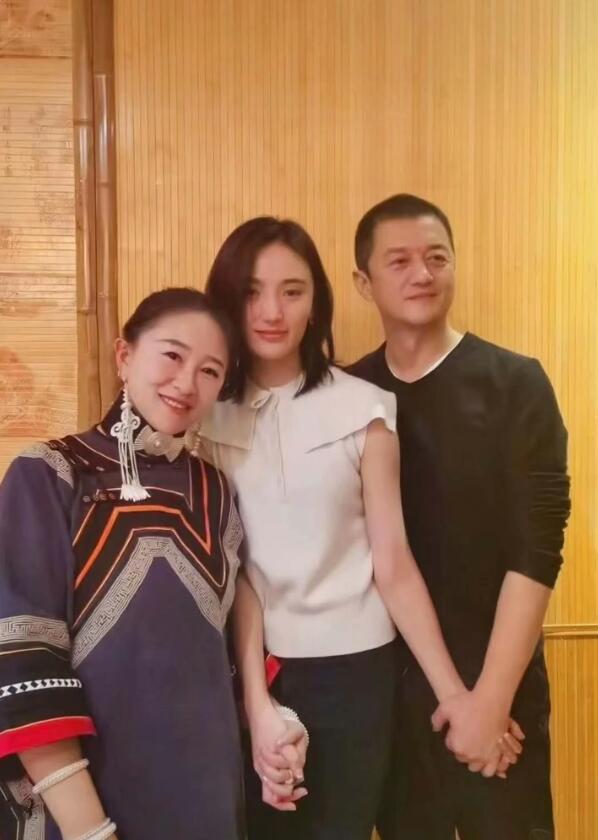 哈金|李亚鹏拍情侣写真,小女友穿白西装气质清冷,像极了年轻时的王菲