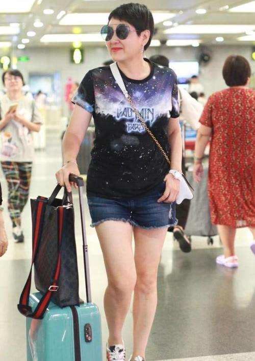 身材|张凯丽潇洒走机场,穿搭时髦却遮不住发福身材,终于有了老年气息