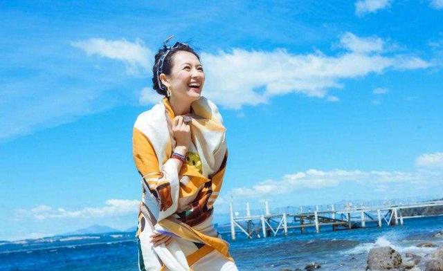 真会|章子怡肌肤状态令人羡慕，搭配大妈丝巾，效果出人意料，真会玩