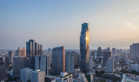 网友|亚洲最炫建筑却被网友嘲笑：白天像烂尾楼，晚上像烂尾楼起火