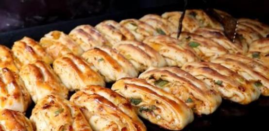 什么|大叔坚持20年卖良心早餐，2块一个从早忙到晚，每天做上千不够卖