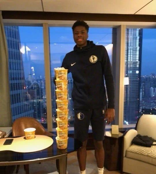 美食|NBA吃货遇上中国美食:马努给6款零食评分,字母弟一人吃9桶泡面