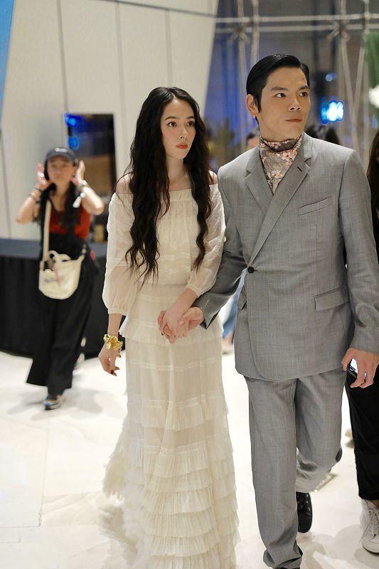 黑色|郭碧婷和向太感情真好,两人看着就像“闺蜜”,穿得也很默契