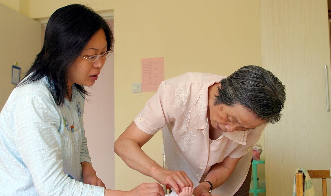 时间|媳妇和女儿同时生娃，聪明老人这样安排月子，儿子女儿都开心