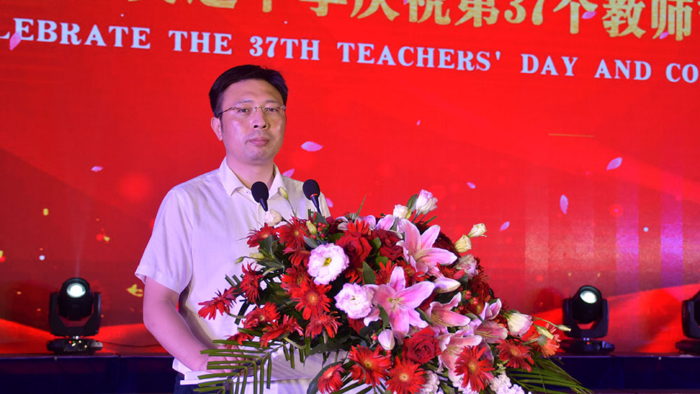 最后,淮安市文通中学校长龚鹏程讲话.