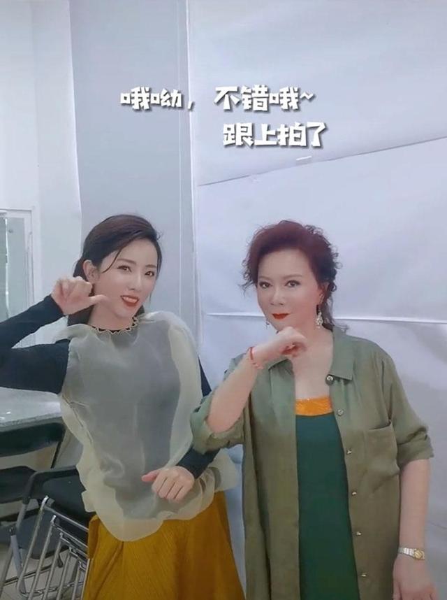材质|姜还是老的辣!60岁蔡明穿绿裙红发同央视主持跳舞,李思思被碾压
