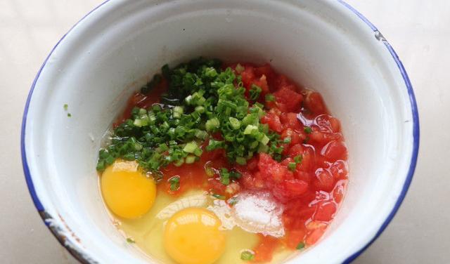 葱花|一款酸甜可口的鸡蛋饼,1个西红柿2个鸡蛋3把面粉,煎一煎搞定