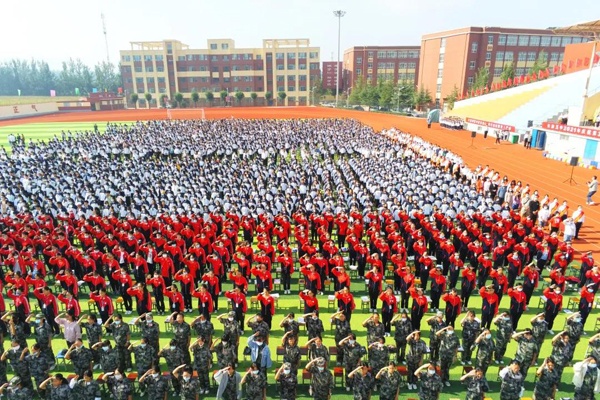 长治市第五中学校教师节表彰大会现场大会宣读了《长治五中2021年教师