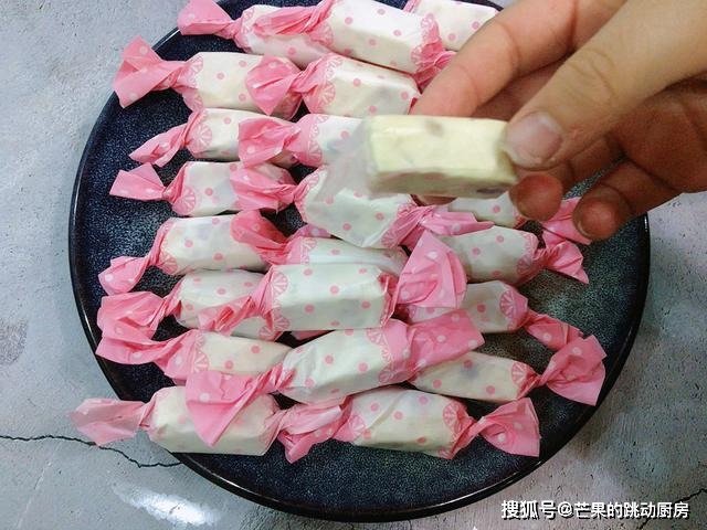 原创自制年货小零食,简单4步就搞定,比雪花酥好吃,孩子吃得更放心