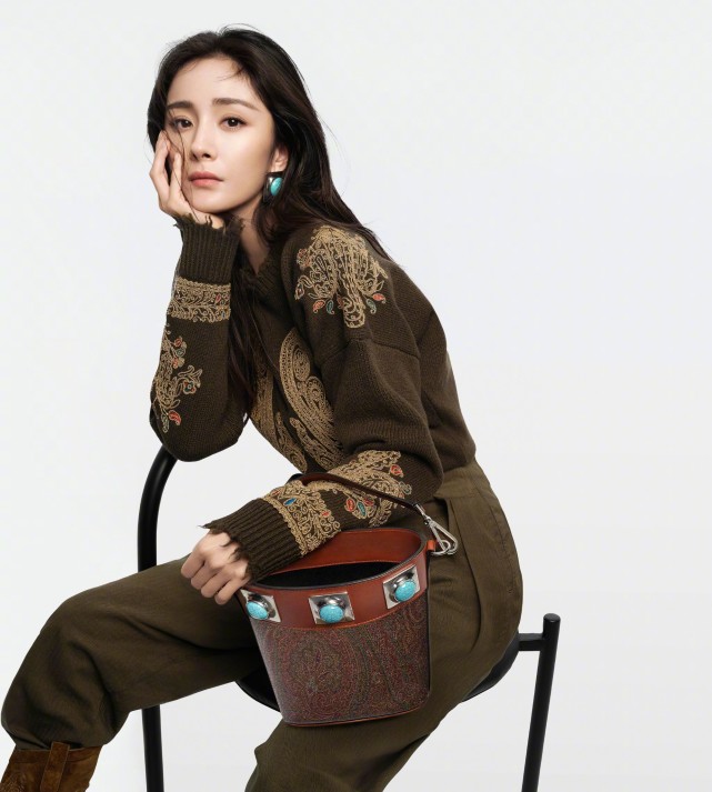 工装裤|杨幂成高奢全球代言人太争气！卫衣搭工装裤帅气爆表，过生太有排面