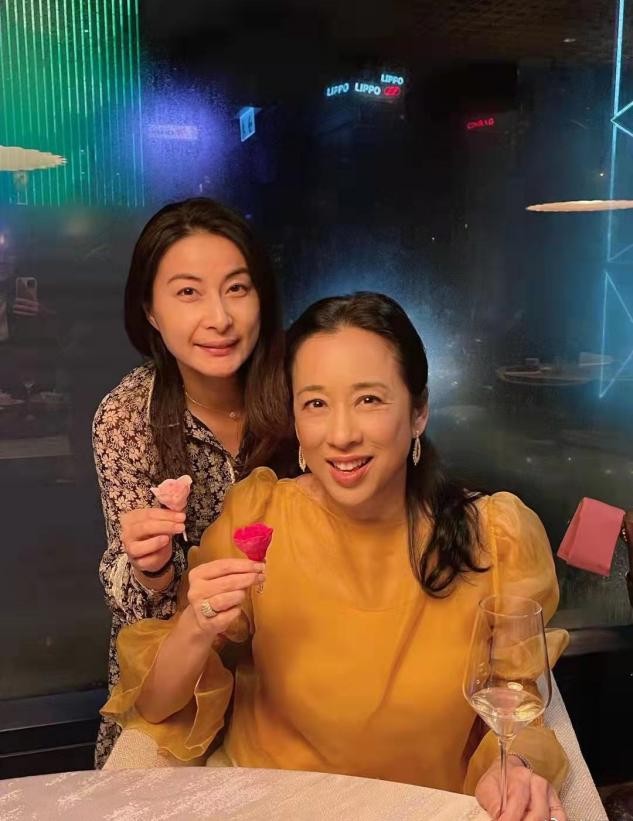 郭晶晶|郭晶晶为婆婆庆生，62岁朱玲玲竟比儿媳美，郭晶晶朴素得太真实