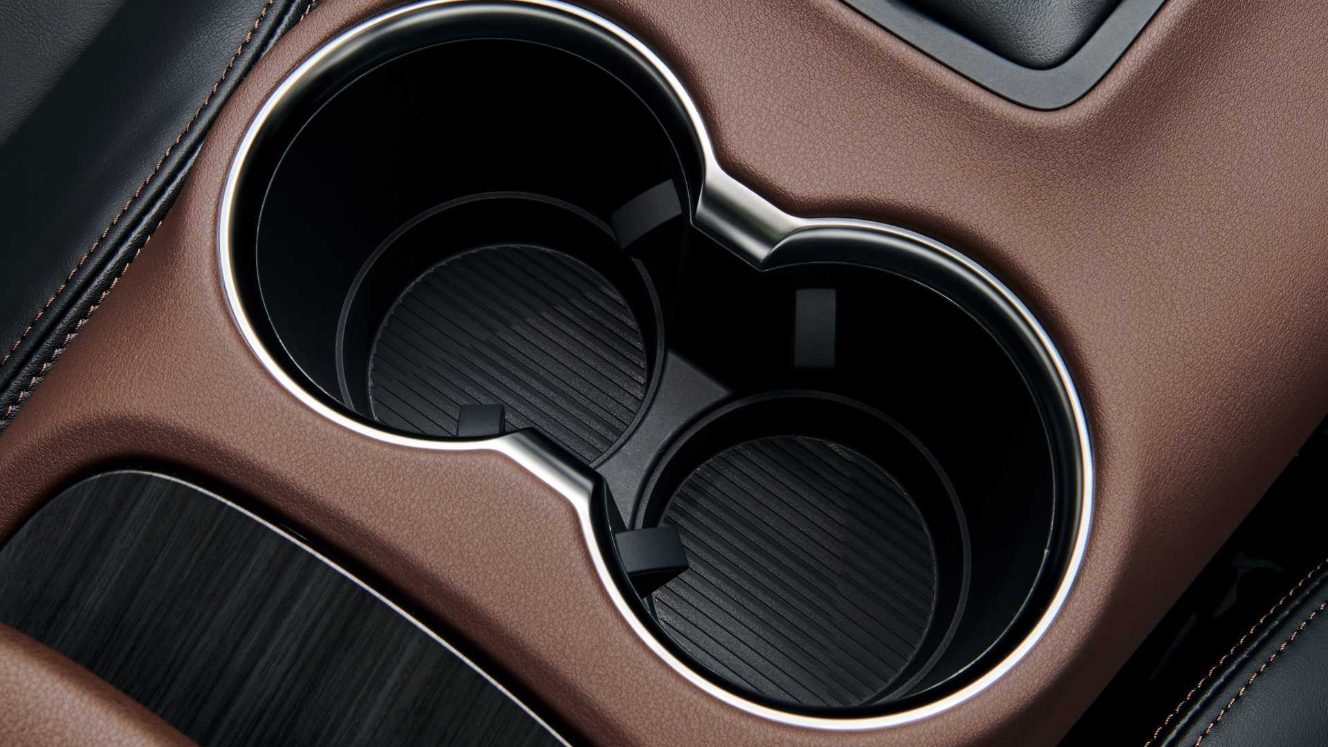 中控台上的杯架,做工精细.