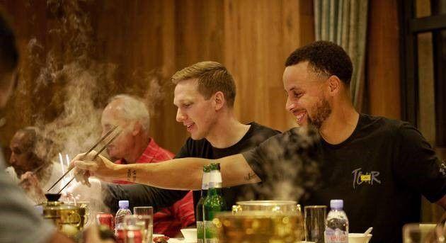 美食|NBA吃货遇上中国美食：马努给6款零食评分，字母弟一人吃9桶泡面