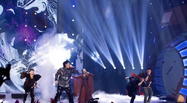 舞台|《说唱听我的2》第三期：双子星首秀，国际语freestyle引发争议？