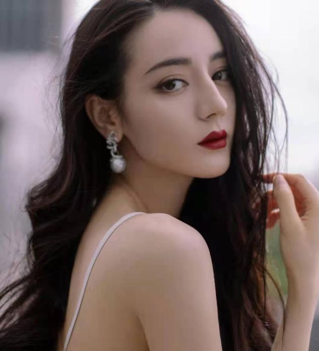 进行|迪丽热巴穿吊带裙参加活动,越发有东方女王范,高贵气质笼罩全身