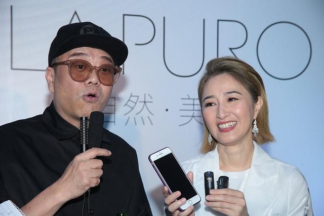 张家辉|张家辉真有福气，老婆关咏荷年近60不显老，穿休闲长裙好温婉