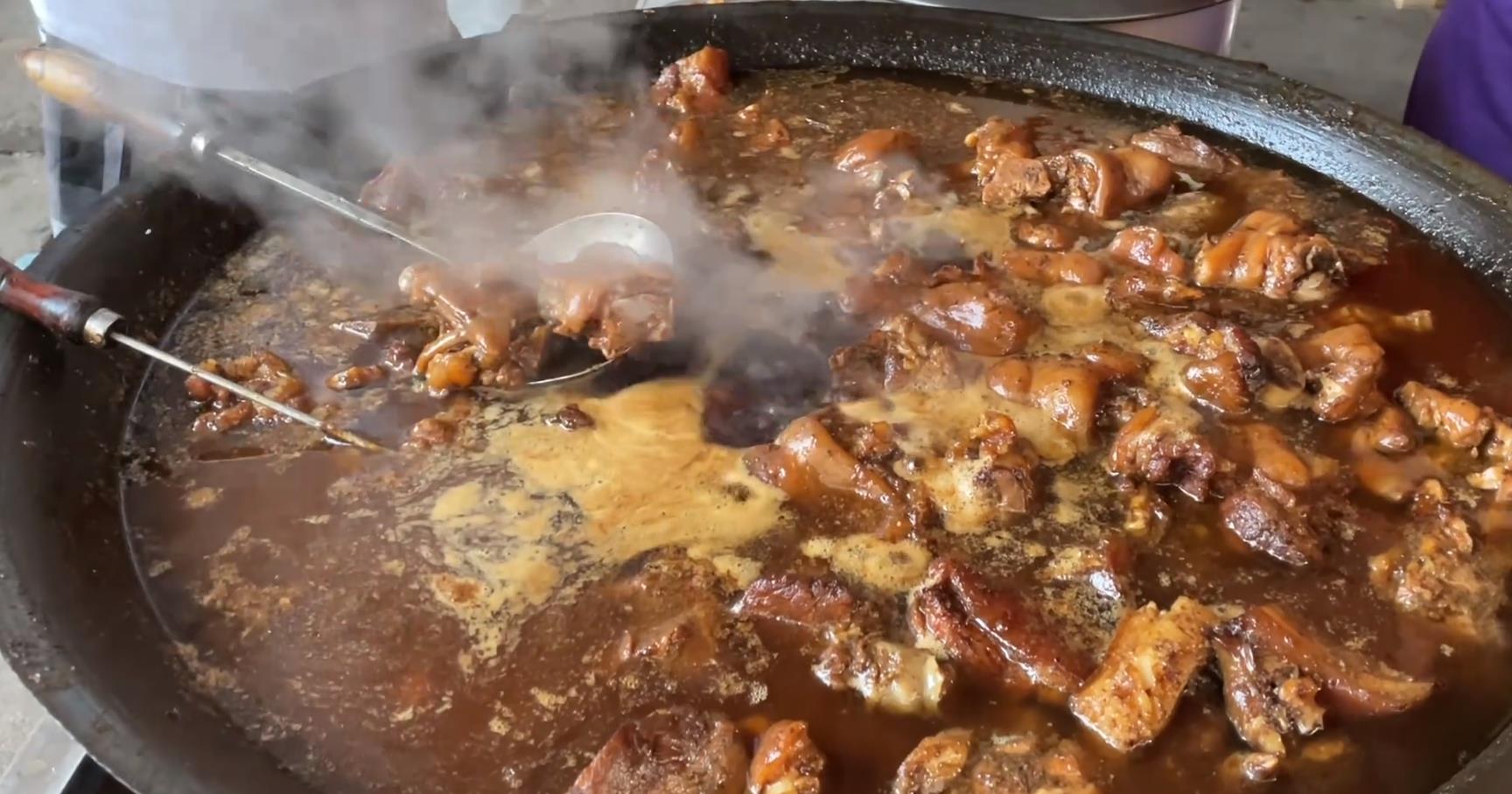 地区|湖北小镇的特色早餐,8点就卖光,早上啃猪蹄喝白酒,模仿者无数