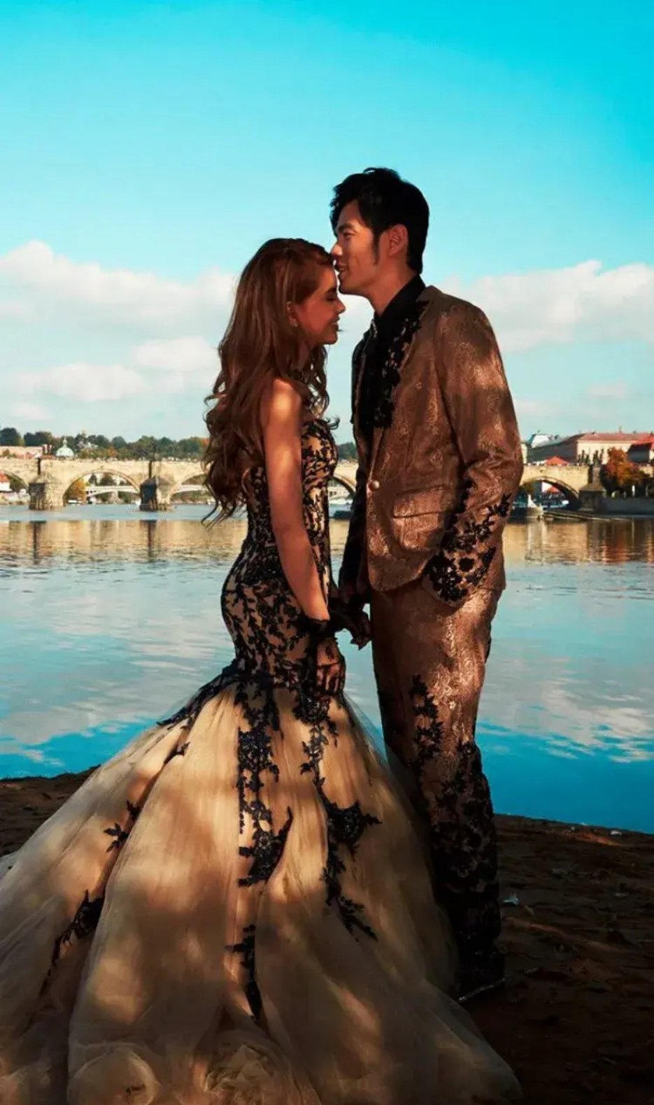 周杰伦|周杰伦时隔4年再晒父女牵手照，小周周身高瞩目，时髦气质似昆凌