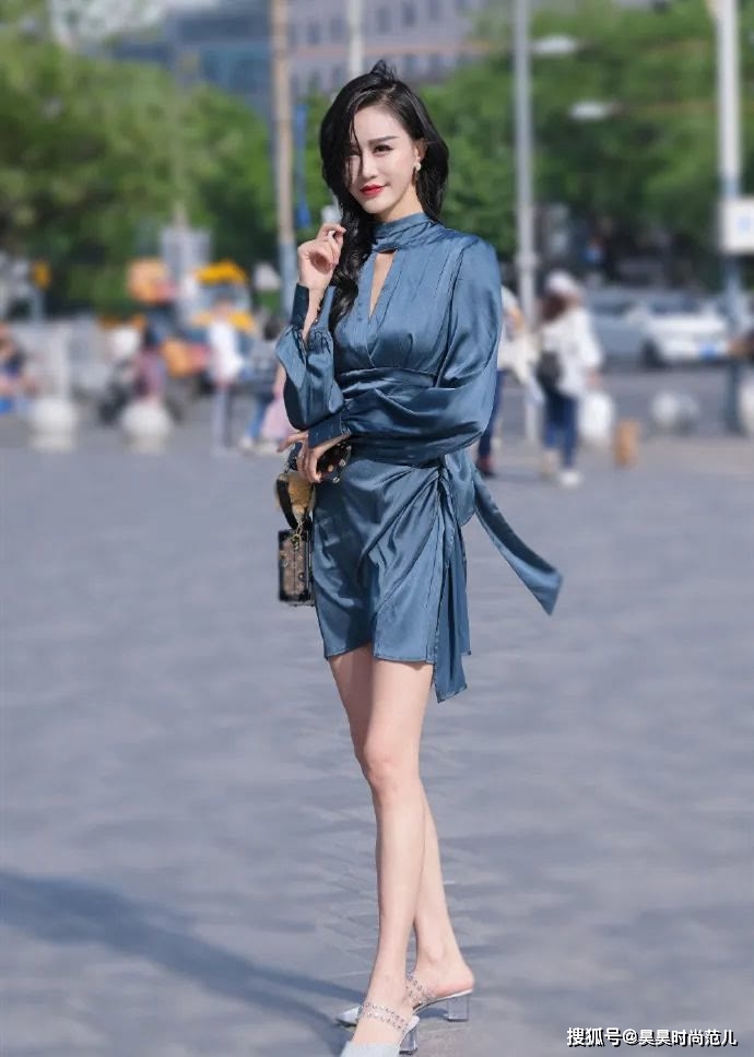 设计|气质女孩的优雅风穿搭，入秋一身泡泡袖连衣裙搭配，时尚又有魅力