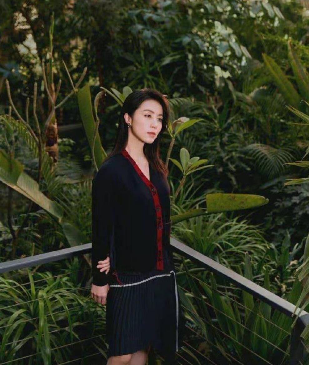 身材|孙莉带女儿拍时尚封面，多多长到快跟妈妈高，开始散发成熟柔和美