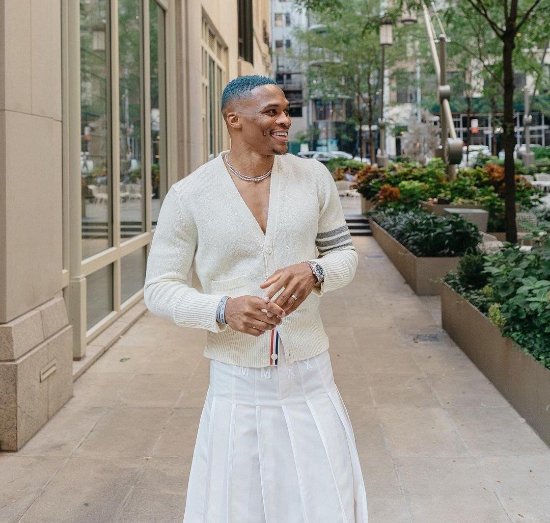 胸肌|威少艺术照引热议!白裙子黑皮靴让杜德利笑哭,魔术也有另类打扮