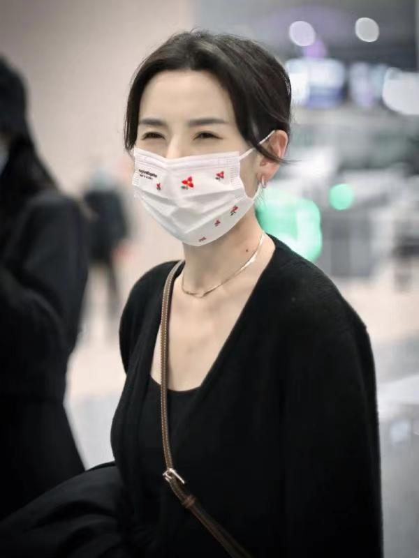 黑色|宋祖儿太懂“穿搭精髓”,黑色针织衫配喇叭裤潇洒帅气,成熟精致