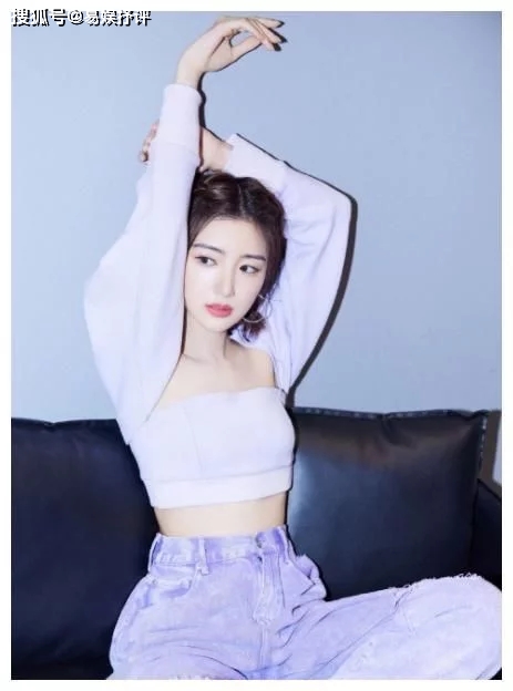 例假|毛晓彤精致美妆的“芭比脸”极具美感,月亮耳饰也显得超级有质感!
