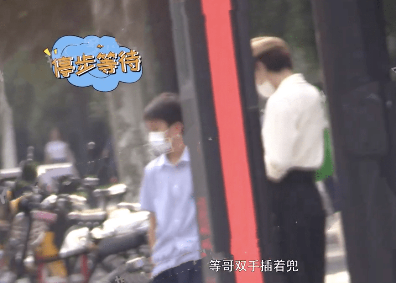 时尚|孙俪接儿女放学，戴贝雷帽穿搭时尚，等等高冷小花蹦蹦跳跳很活泼