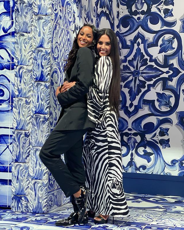 瓦妮莎|科比妻子穿衣放得开!带三个女儿亮相秀丰满身材,2岁小女儿好萌