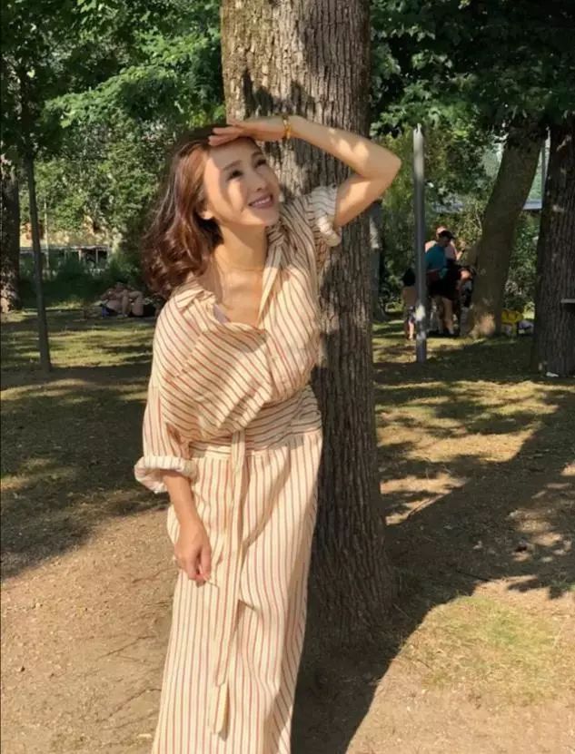 颜色|黎姿穿泳装自拍，还有直角肩少女腿，快50岁的老奶奶还这么漂亮！