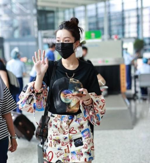 颜色|32岁文咏珊少女感好强，穿印花T恤大秀美腿，完全看不出结婚了