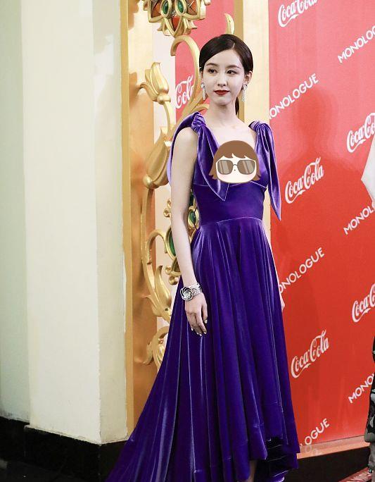 服装|陈都灵虽然还不到30岁,打扮的就挺成熟的了,看无修图还挺高级的