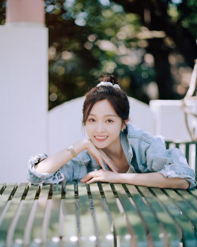 身材|吴宣仪的身材被低估了，穿小吊带裹出饱满曲线，打扮甜美长腿抢镜