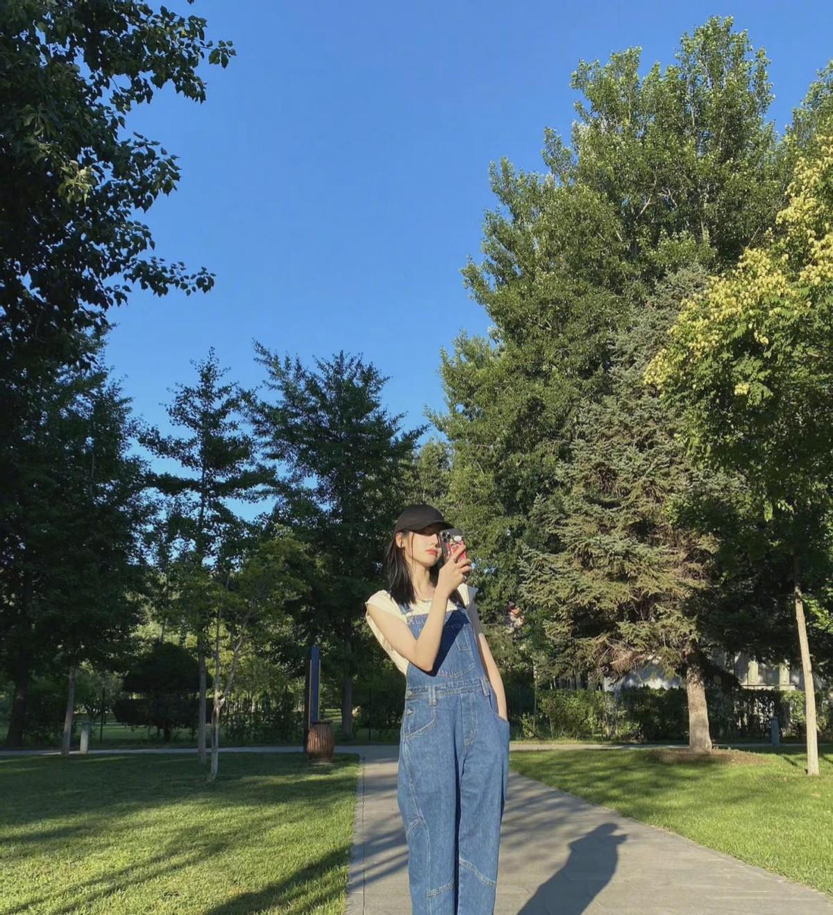 状态|迪丽热巴穿背带裤元气满满，笑的一脸灿烂太可爱，清爽有朝气