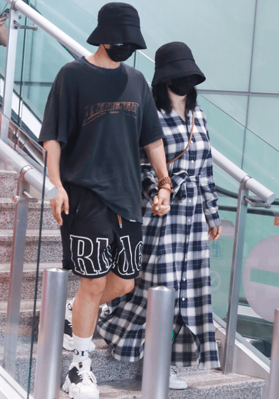 俩人|谢娜的功劳真不小，与老公张杰走机场，俩人戴着情侣帽还牵着手